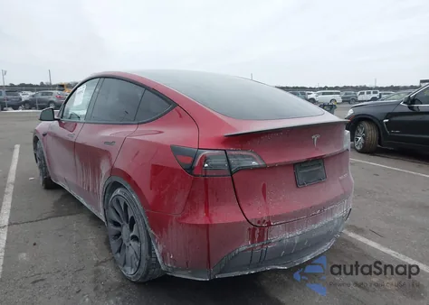 2024 Tesla Model Y Performance Dual Motor All-Wheel Drive z USA, uszkodzony, nr VIN 7SAYGDEF7RA261420